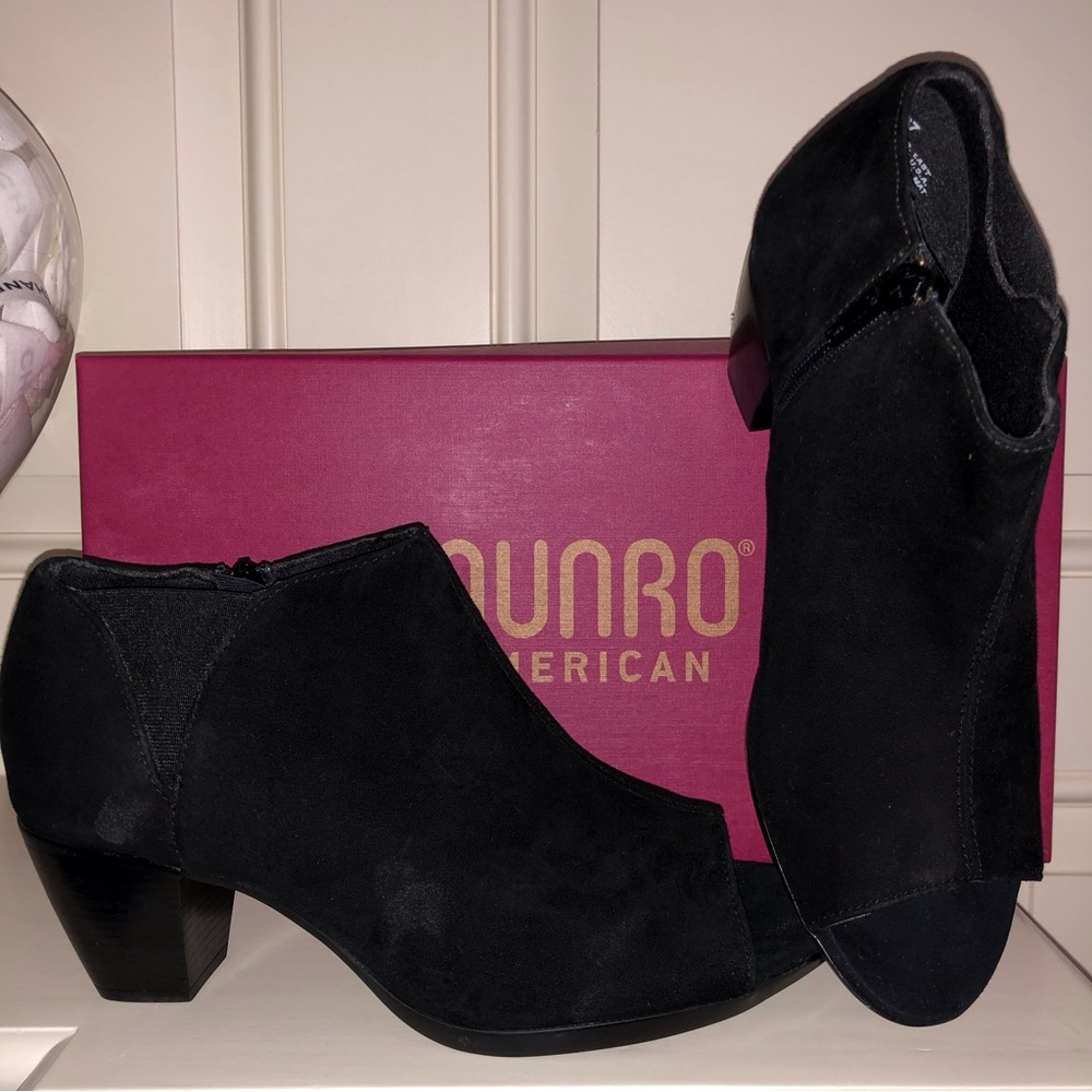 Munro Black Suede Bootie New Size 71/2